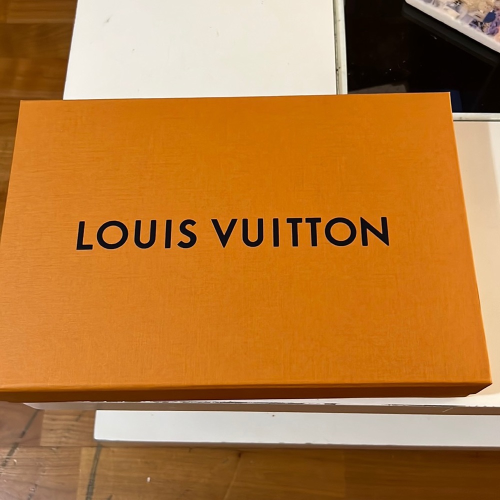 Louis Vuitton magnetic box excellent condition